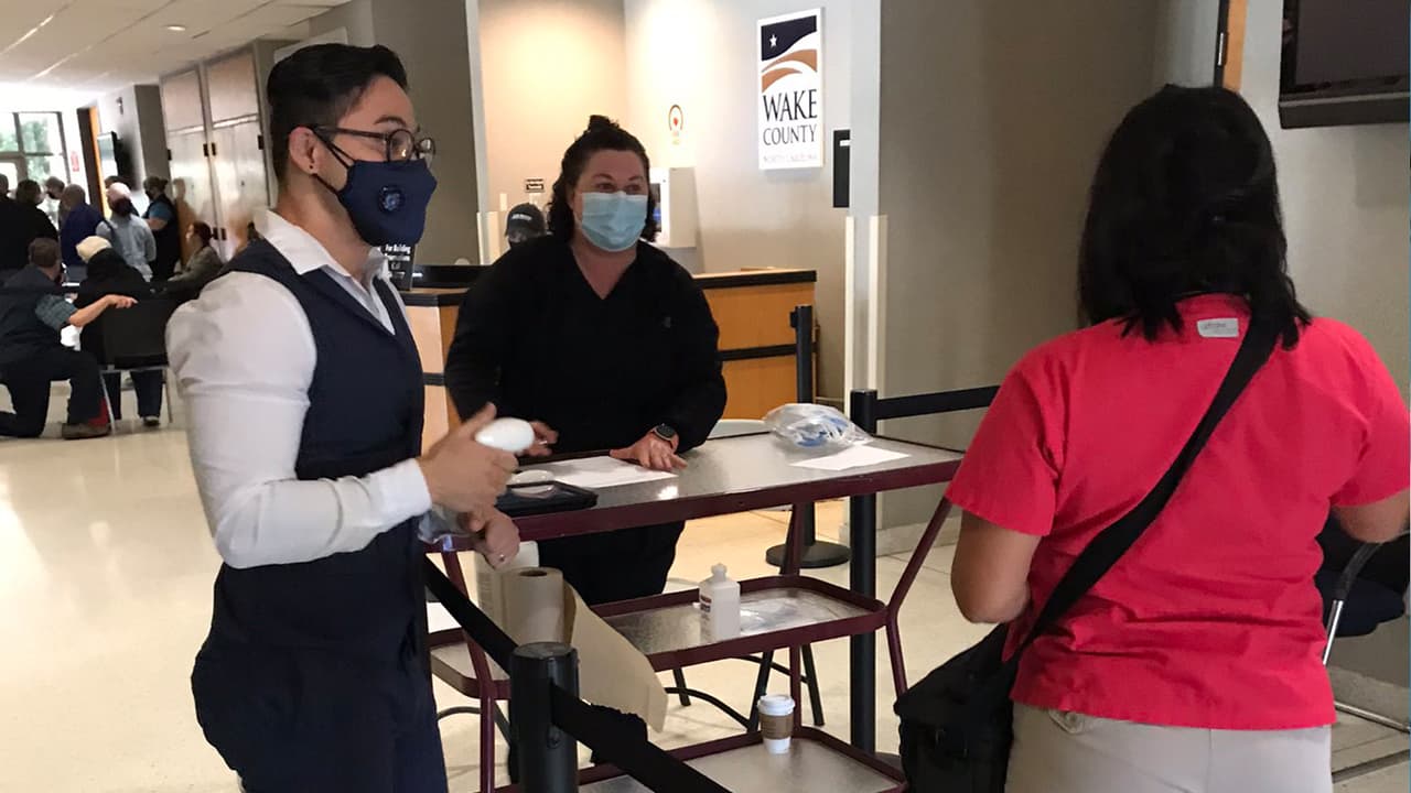 Maestros y el personal escolar comienzan a recibir la vacuna del covid-19 en Carolina del Norte