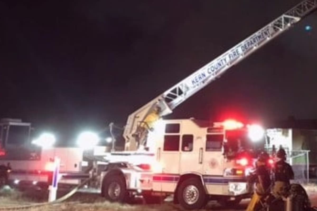 El equipo vio las inmesas llamas desde que salieron de la estación de bomberos, por lo que tuvieron que solicitar más recursos. Bomberos se enfrentaron al fuego en los materiales de embalaje en un área de almacenamiento exterior.