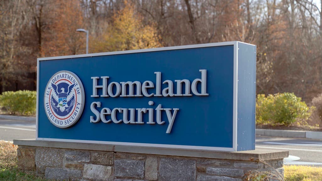 El DHS le envía a abogada de inmigración estadounidense una orden para que salga de EEUU