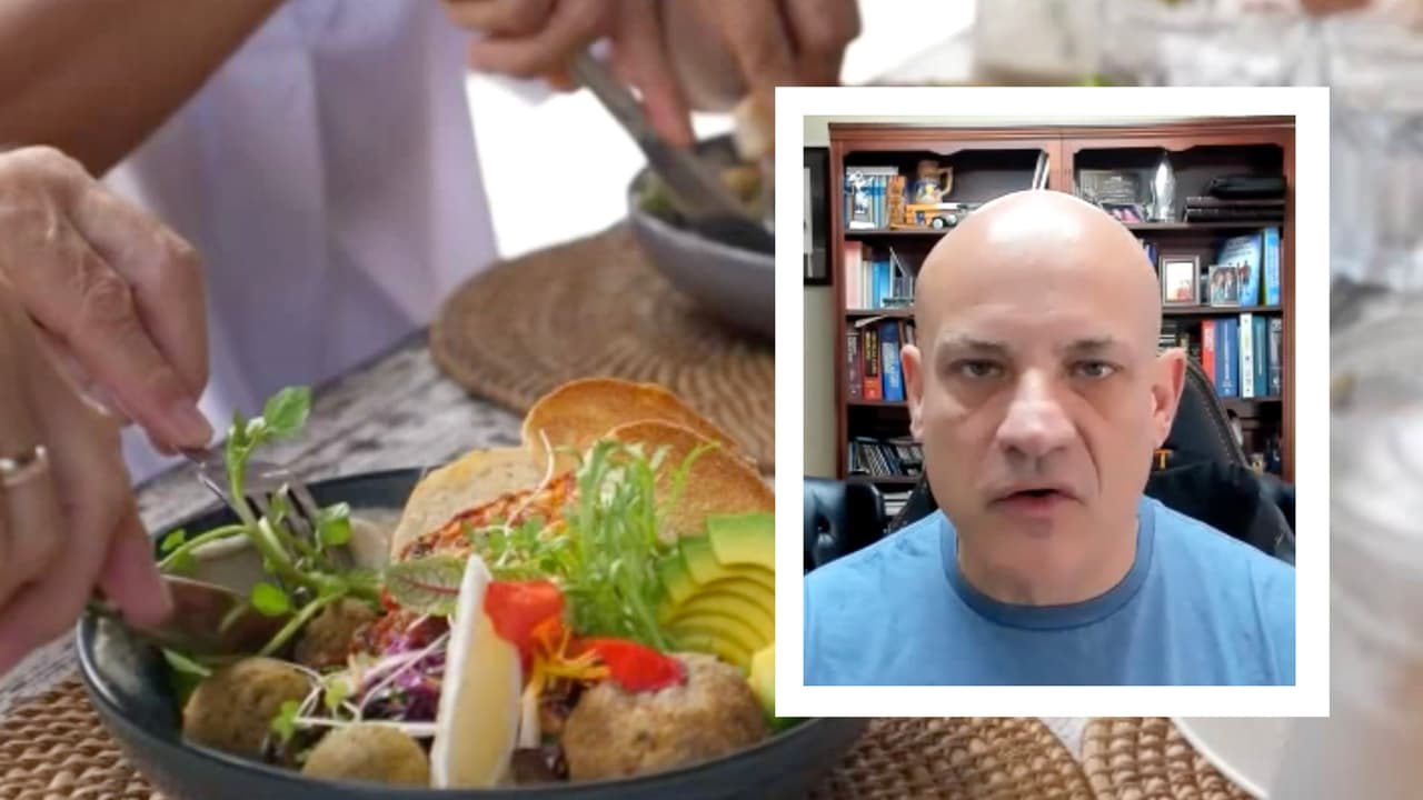 Hay un método poco usual que usan algunas personas para protegerse del frío y es con los alimentos conocidos como termogénicos. El doctor Joseph Varón, de United Memorial Medical Center en Houston, nos explica si es necesario o no hacer una dieta con este tipo de comida cuando bajan las temperaturas.