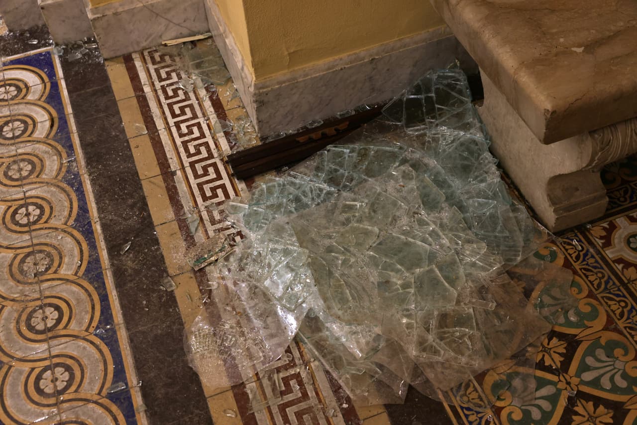 Cristales rotos en uno de los pasillos del edificio. Algunos manifestantes lograron entrar por las ventanas rotas.
<br>