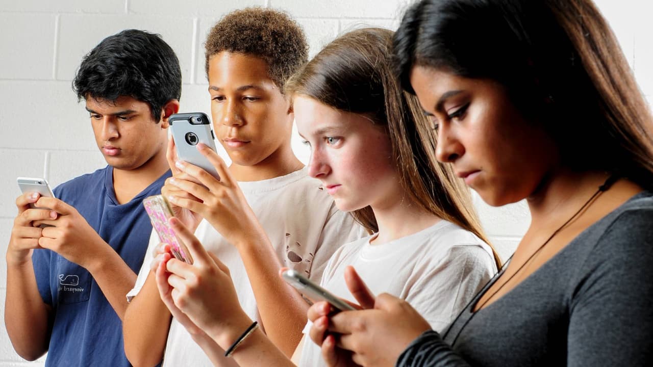 ¿Deben usar los niños redes sociales? padres discuten cuándo dejarlos navegar solos