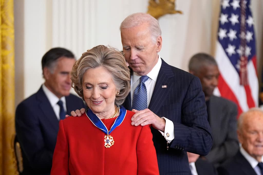 El presidente Joe Biden entrega la Medalla Presidencial de la Libertad a la exsecretaria de Estado Hillary Clinton en el Salón Este de la Casa Blanca. (AP Photo/Manuel Balce Ceneta)