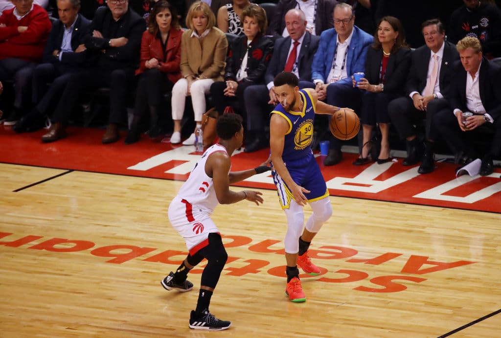 A pesar de que estuvo bien custodiado Stephen Curr, el base de los Golden State Warriors se las ingenió para abrirse paso. En la imagen defendido por Kyle Lowry de los Toronto Raptors.