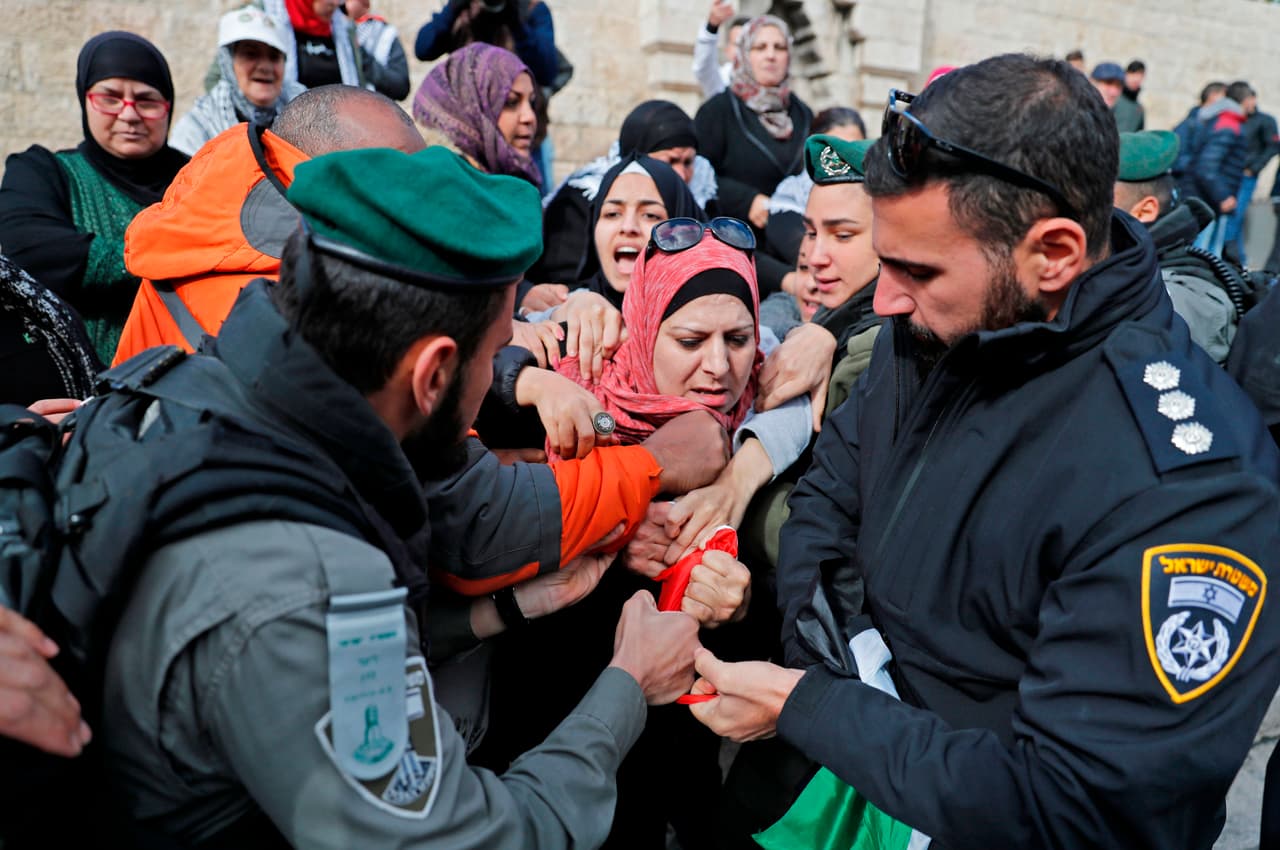 La policía israelí forcejeó con mujeres palestinas frente a la Puerta de Damasco en Jerusalén. El Ejército de Israel dijo que desplegaría efectivos adicionales en Cisjordania antes del viernes y que había puesto otros contingentes en alerta para responder a “posibles acontecimientos”.