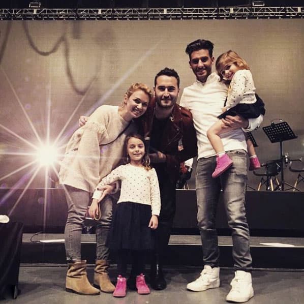 Erick y Karla tratan de que sus hijas los acompañen a todos lados, por eso en esta foto podemos verlos con uno de los integrantes de la agrupación Reik.