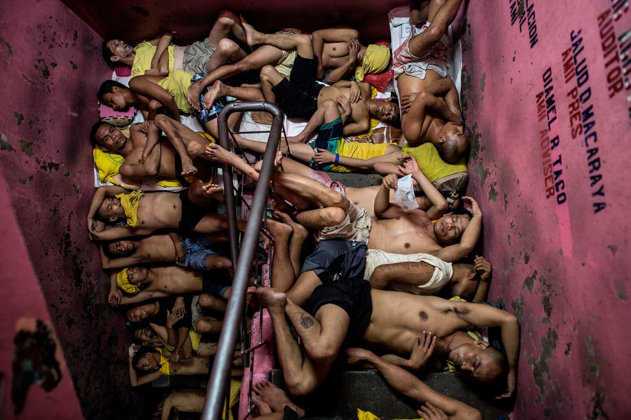 <b>La vida en la cárcel más sobrepoblada de Filipinas. </b>Noel Celis, fotógrafo de la agencia France Press, ganó el tercer premio en la categoría General Noticias. La imagen muestra una escena en la cárcel de Quezon City, una de las más abarrotadas de Filipinas. Las condiciones empeoran a medida que la policía libra una guerra sin precedentes contra el crimen. La prisión, construida hace seis décadas para albergar a 800 personas, tiene hoy en día 3,800 internos.
<br>