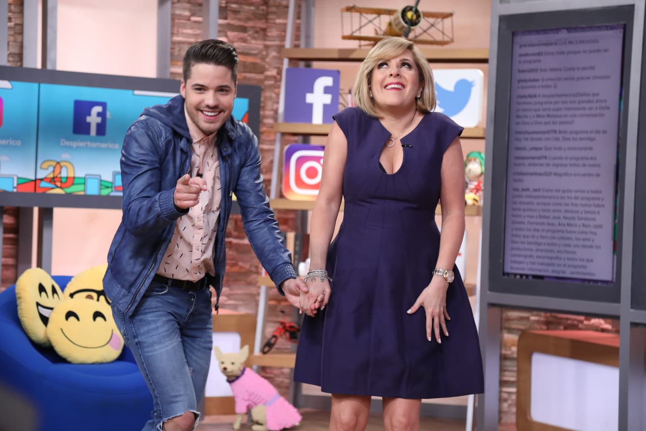 William Valdes le dio la bienvenida en su rincón a Ana María Canseco.