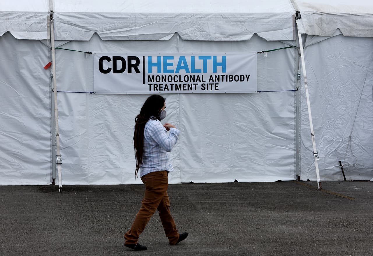 Las personas elegibles son las contagiadas con covid-19 o quienes hayan estado en contacto con algún caso positivo y tengan factores de riesgo, especialmente los no vacunados.
<br>