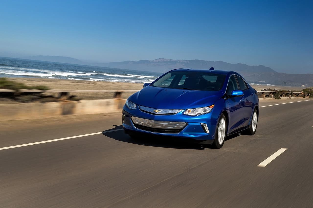 <h3 class="cms-H3-H3"><b>Chevrolet Volt 2019 | 71 unidades</b></h3>
<br>
<br>El Chevrolet Volt fue uno de los primeros vehículos híbridos enchufables y aunque desde el aspecto económico no resultó ser tan conveniente para el fabricante, hizo de trampolín para alcanzar la electricidad total. Solo esperamos que las 71 unidades que fueron vendidas en 2020 no haya sido por una confusión entre el Chevrolet Volt y el Chevrolet Bolt.
<br>