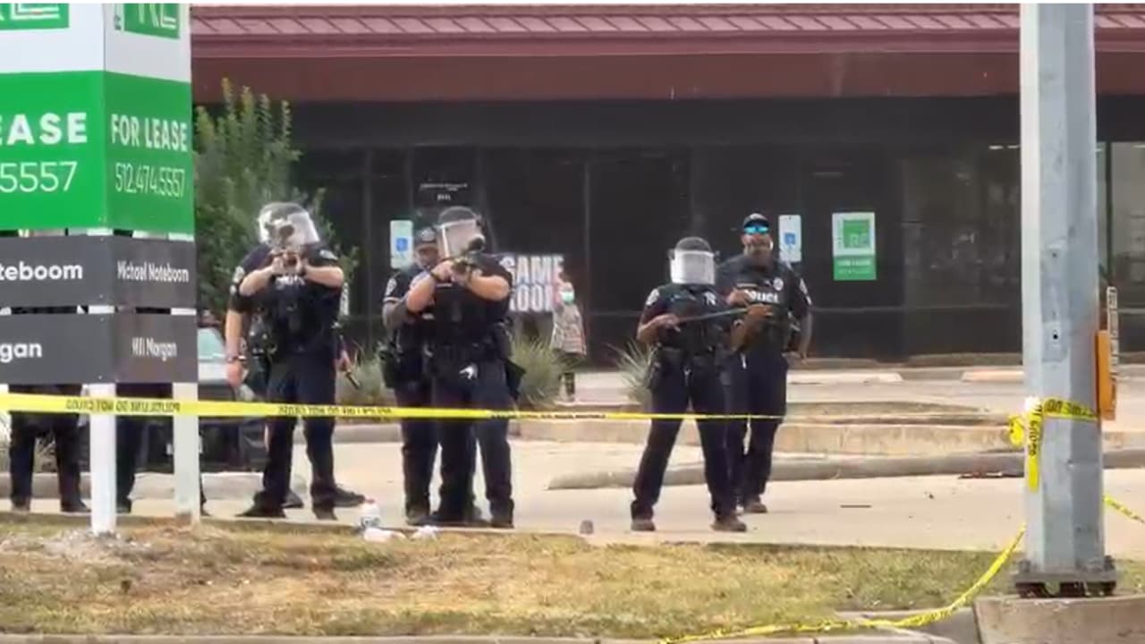 La zona permaneció bajo fuerte presencia de autoridades 
<b>mientras continuaban las investigaciones sobre el tiroteo</b>. A la protesta ciudadana se sumó el reclamos de congresistas federales por Texas, como Greg Casar y Joaquín Castro, quienes exigieron transparencia y la publicación de las imágenes de las cámaras corporales de los agentes.