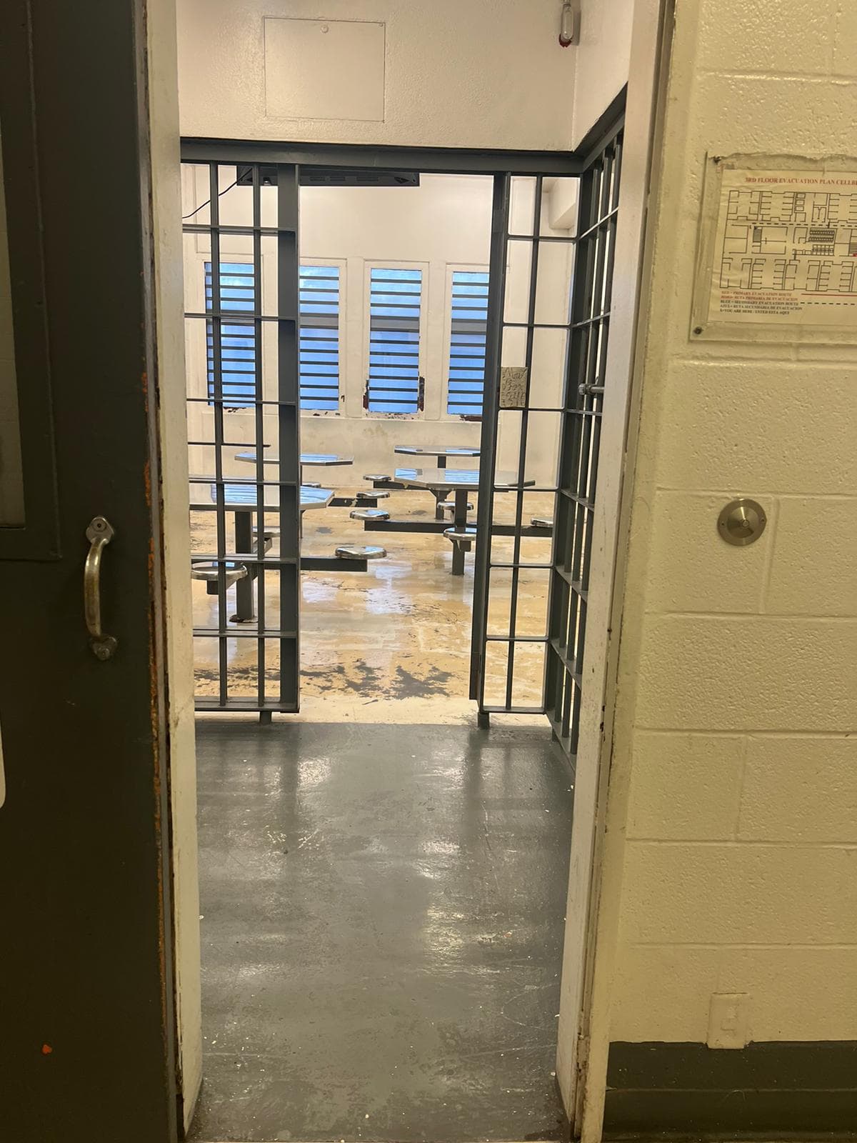 ¿Este es el lugar de inmigrantes?, se le preguntó a un oficial de la prisión y respondió: "No, no aquí son todos". En entrevista Ryan Urrutia, comandante adscrito a la división de patrulla de la Oficina del Alguacil de El Paso, Texas. “La 
<a href="https://www.univision.com/local/dallas-kuvn/ley-sb4-texas-inmigrantes-indocumentados-carcel-entrada-vigor" target="_blank">ley SB4</a>, posiblemente tendrá un impacto en la comunidad de El Paso, realmente un impacto en las cárceles".