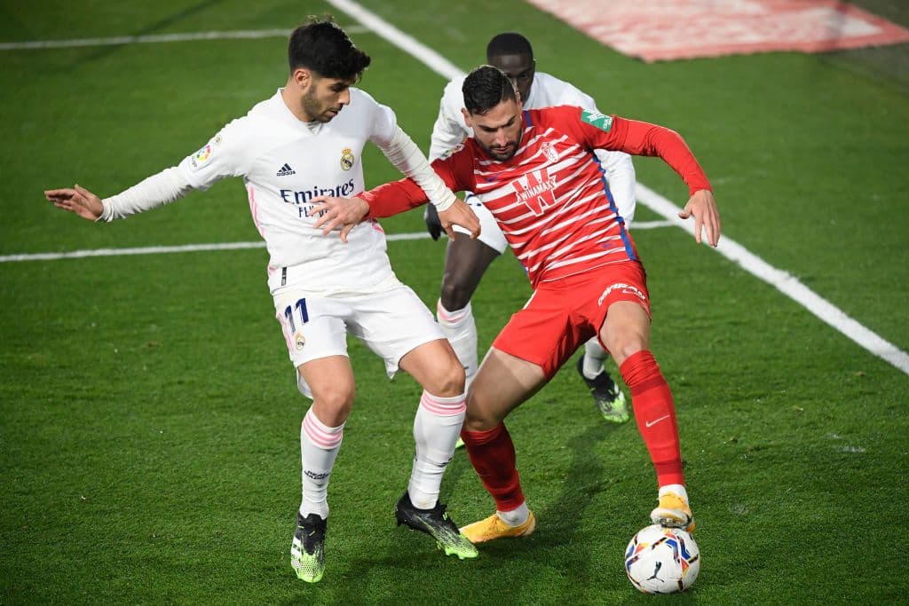 Casemiro (57’) marcó el primero y Benzema (90+3’) selló el triunfo en el último suspiro del cotejo. Los merengues llegaron a 32 unidades empatando a los del ‘Cholo’. Real Madrid cerrará el año enfrentando al Elche.