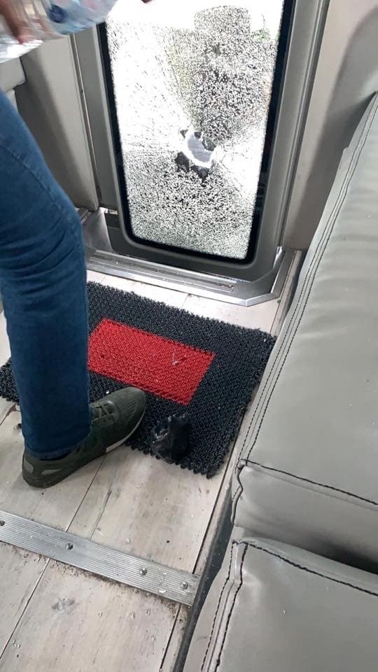 "No se paró el chofer, gracias a Dios no le dieron al chofer, porque yo creo que 
<b>si le hubieran dado al chofer no sé qué hubiera pasado</b>, pero atravesó los dos cristales, que es el cristal de enfrente obviamente y la puerta que está a la mitad".