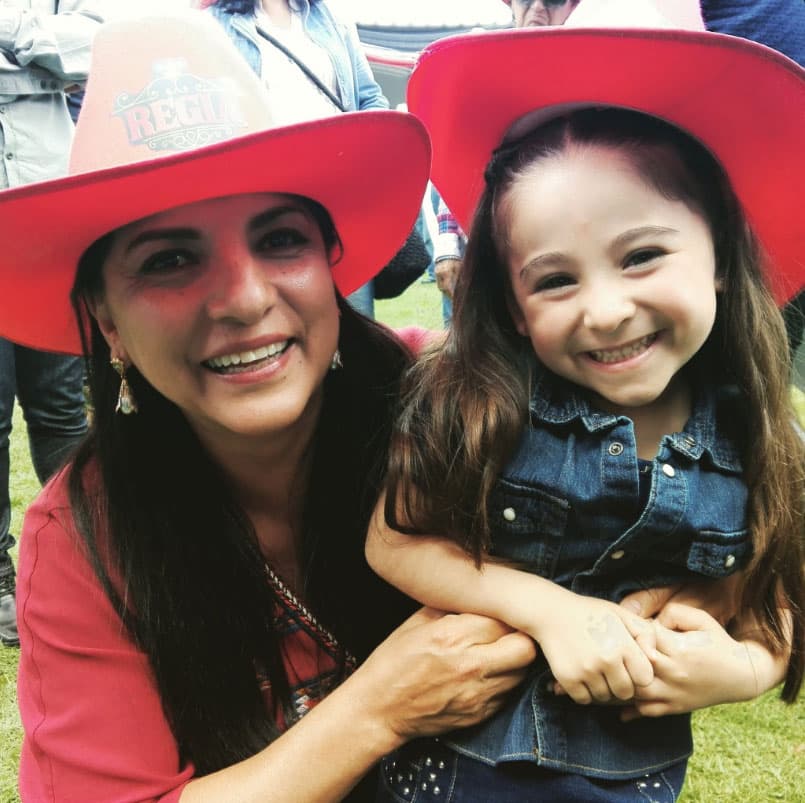 <b><a href="http://www.univision.com/novelas/la-doble-vida-de-estela-carrillo/zaide-silvia-gutierrez-es-chayo-hinojosa-en-la-doble-vida-de-estela-carrillo">Zaide Silvia Gutiérrez</a></b> es otra de las actrices con la que convivió durante los meses de grabaciones, pues
<b><a href="http://www.univision.com/novelas/la-doble-vida-de-estela-carrillo/zaide-silvia-gutierrez-es-chayo-hinojosa-en-la-doble-vida-de-estela-carrillo">'Chayo'</a></b> es quien la cuida en la telenovela.