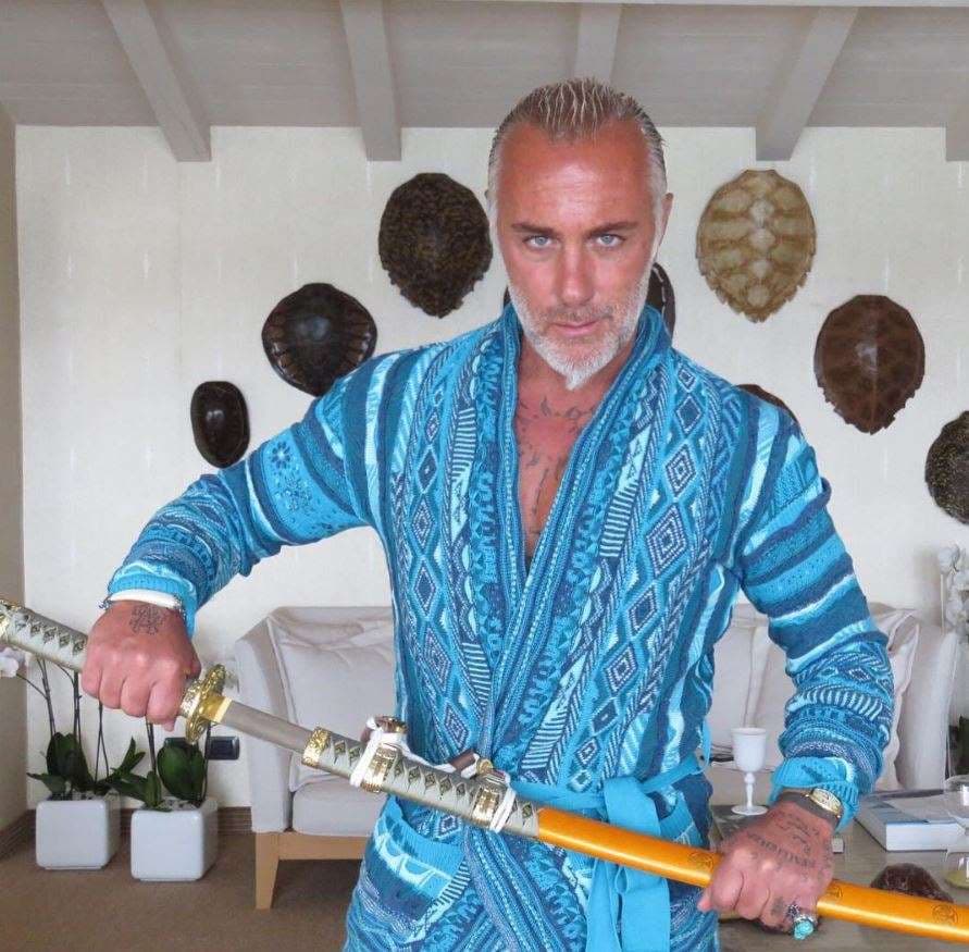 No hay nada en esta foto que pase desapercibido. Los caparazones de tortuga al fondo, una espada samurai y su bata de color azul. En la última etapa está decorando el extremo de su barba con un moñito.