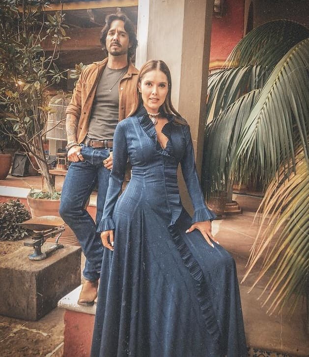 Pero no cualquiera sino la de el mismo José Rón para la trama. A pesar de llevarse cuatro años de diferencia en la vida real, la producción decidió que serán madre e hijo.