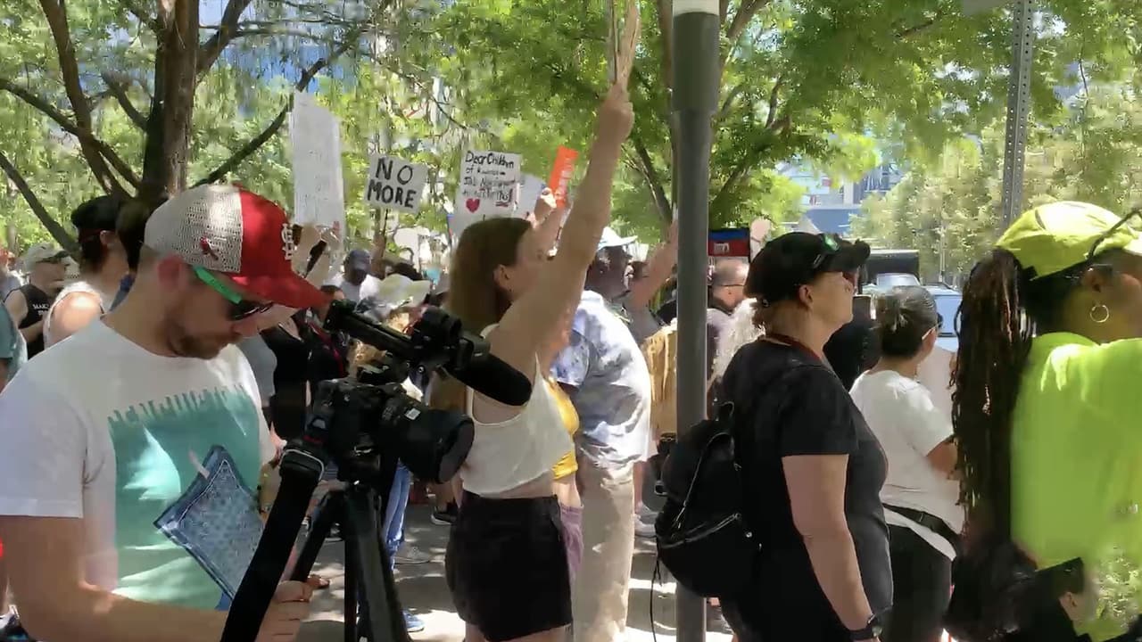 Activistas pidieron a la ciudad que se cancelara el evento como señal de respeto a las víctimas del tiroteo en Uvalde, Texas.