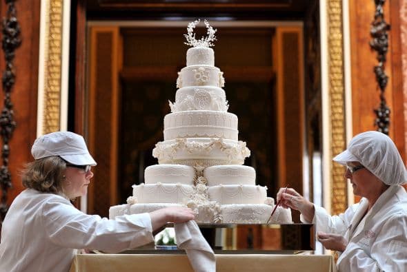 Otra de las cosas que serán subastadas será un trozo del pastel de bodas de su hijo William con Kate Middleton el 29 de abril de 2011.