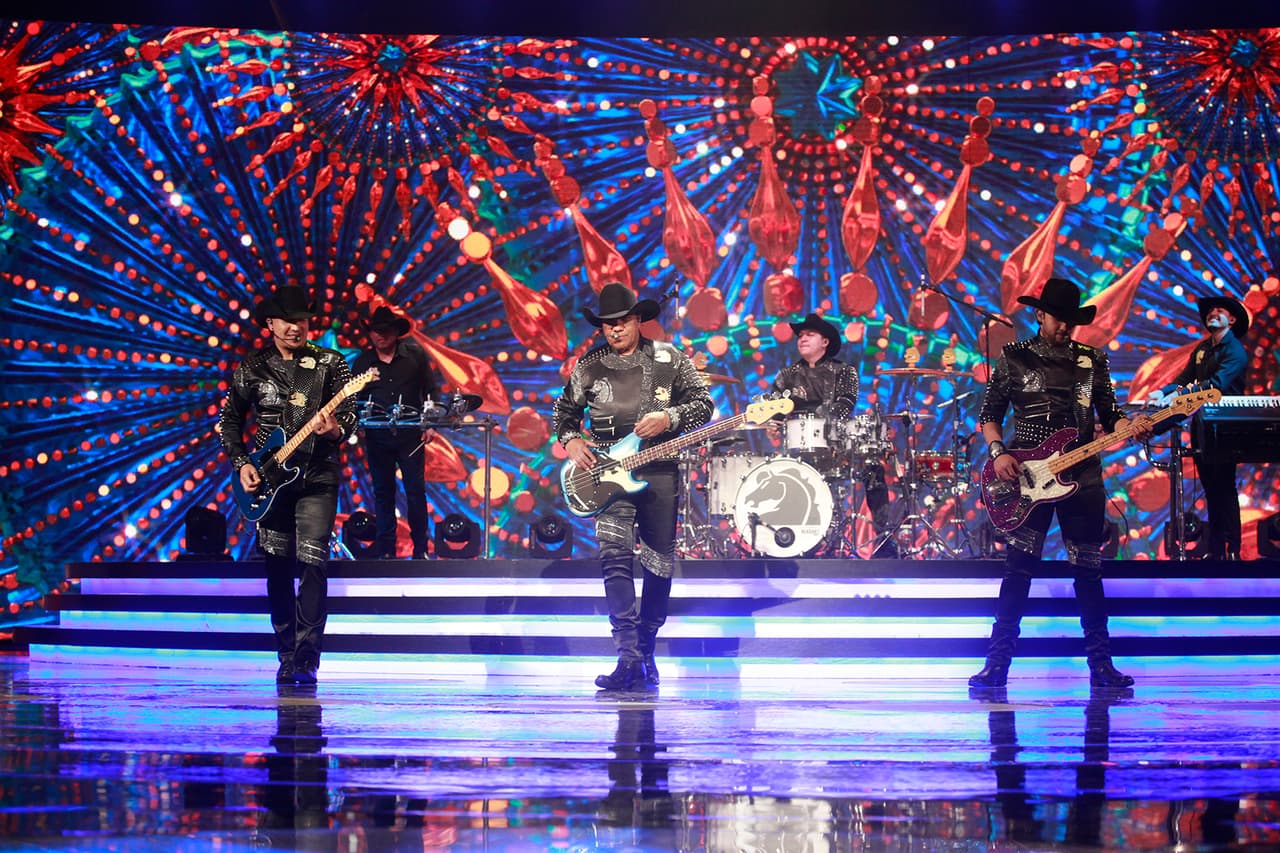 La sorpresa de la noche fue Bronco. La agrupación llegó a Pequeños Gigantes a promocionar su más reciente sencillo llamado 'Alguien mejor que yo'.