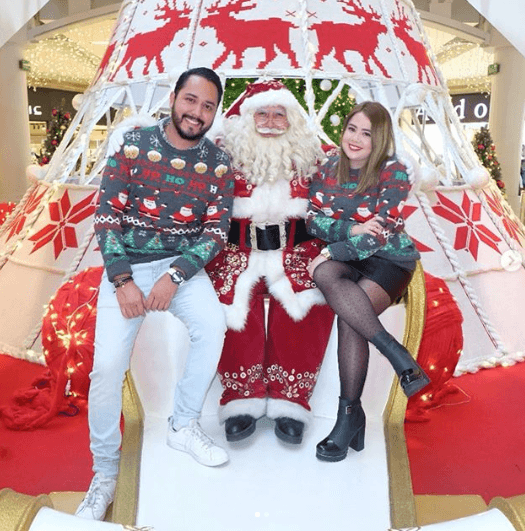 Al igual que otras estrellas, Mariana no dejó pasar la oportunidad para tomarse la foto con Santa Claus en compañía de su novio. 
<br>