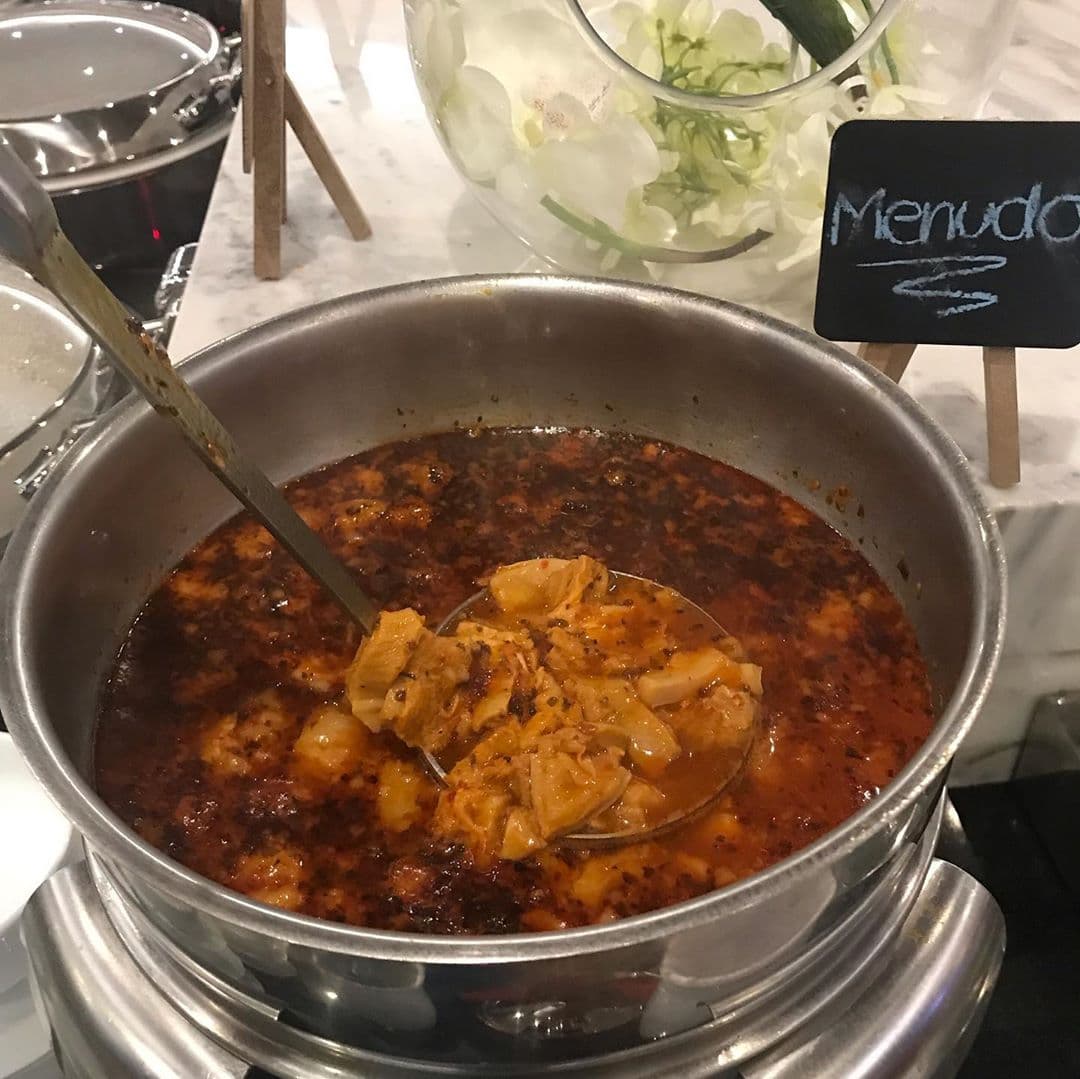 En sus historias de Instagram contó que estaba disfrutando de un exquisito almuerzo en Monterrey, ciudad mexicana de donde es originaria su esposa, Cristy Bernal.