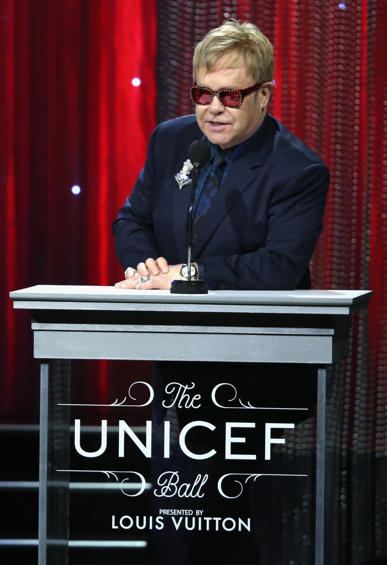 Elthon Jhon dio un discurso sobre el trabajo que hace la fundación en el mundo.