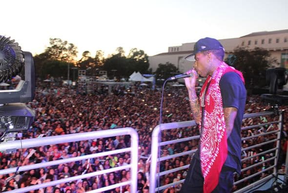 Kid Ink performed high above the crowd from the Coors Light stage! See exclusive pics of his high energy performance!