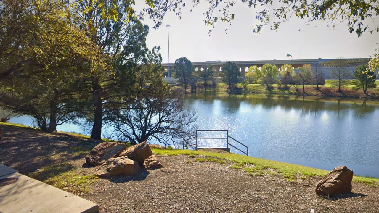 Niña de 7 años muere tras caer a un estanque cerca de un centro comercial en Frisco