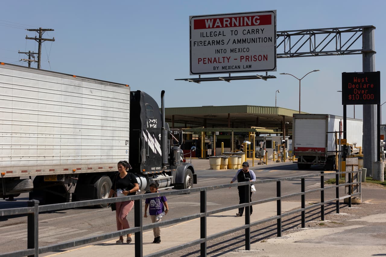 Miller criticó la estrategia de Abbott, quien justifica la medida como manera de detener la inmigración ilegal y dijo: “Su protocolo de inspección no está deteniendo la inmigración ilegal. Está impidiendo que los alimentos lleguen a los estantes de las tiendas de comestibles y, en muchos casos, causando que los alimentos se pudran en los camiones, muchos de los cuales son propiedad de Texas y otras empresas estadounidenses. Es simplemente teatro político".