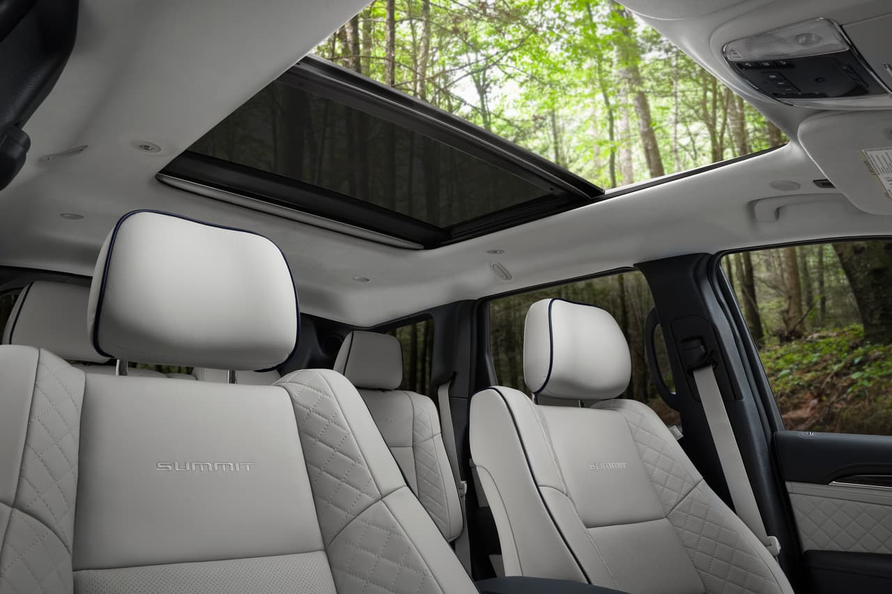 La Jeep Grand Cherokee obtuvo bajas calificaciones en cuanto a la seguridad del copiloto, ya que después de un impacto podría resultar con lesiones en pierna y pie derechos, así como golpes en rostro y cuello. En cuanto a impacto general, esta SUV no obtiene buenas notas, ya que además fue el único del ranking que reportó la apertura de una puerta.