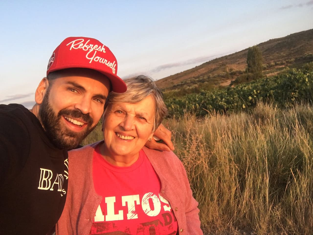 “Ella lo es todo. Mi consentida, mi mundo, mi maestra, mi fuerza, mi realidad, mi amor, mi ejemplo, mi centro, mi brillo, mi locura sana, mi generosidad, mi educación, (menos cuando la pierdo), ¡es todo! Es mi mami”, confesaba Jomari en mayo de su madre.