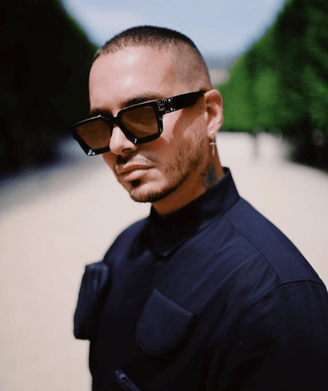 J Balvin es un coleccionista de las gafas de sol.