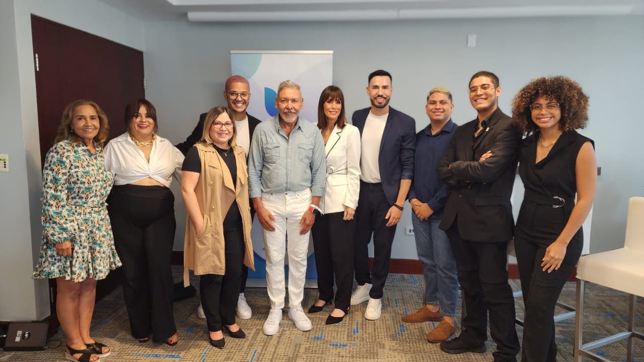 Jóvenes participantes junto a profesionales de los medios de comunicación para PitchPR
