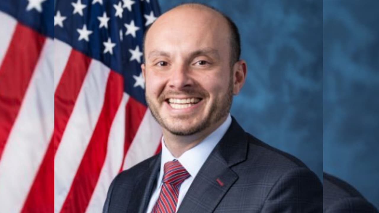 Arrestan a hombre de Long Island por amenazar de muerte a congresista republicano de Nueva York 