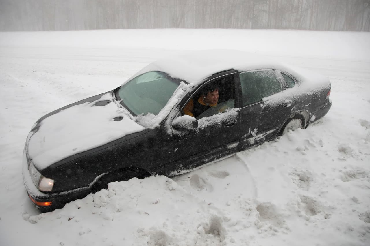 Un auto se atascó en la nieve en New Midford, Nueva Jersey.