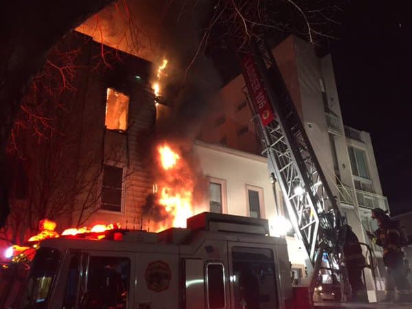 Incendio en Greenpoint deja a cuatro personas heridas