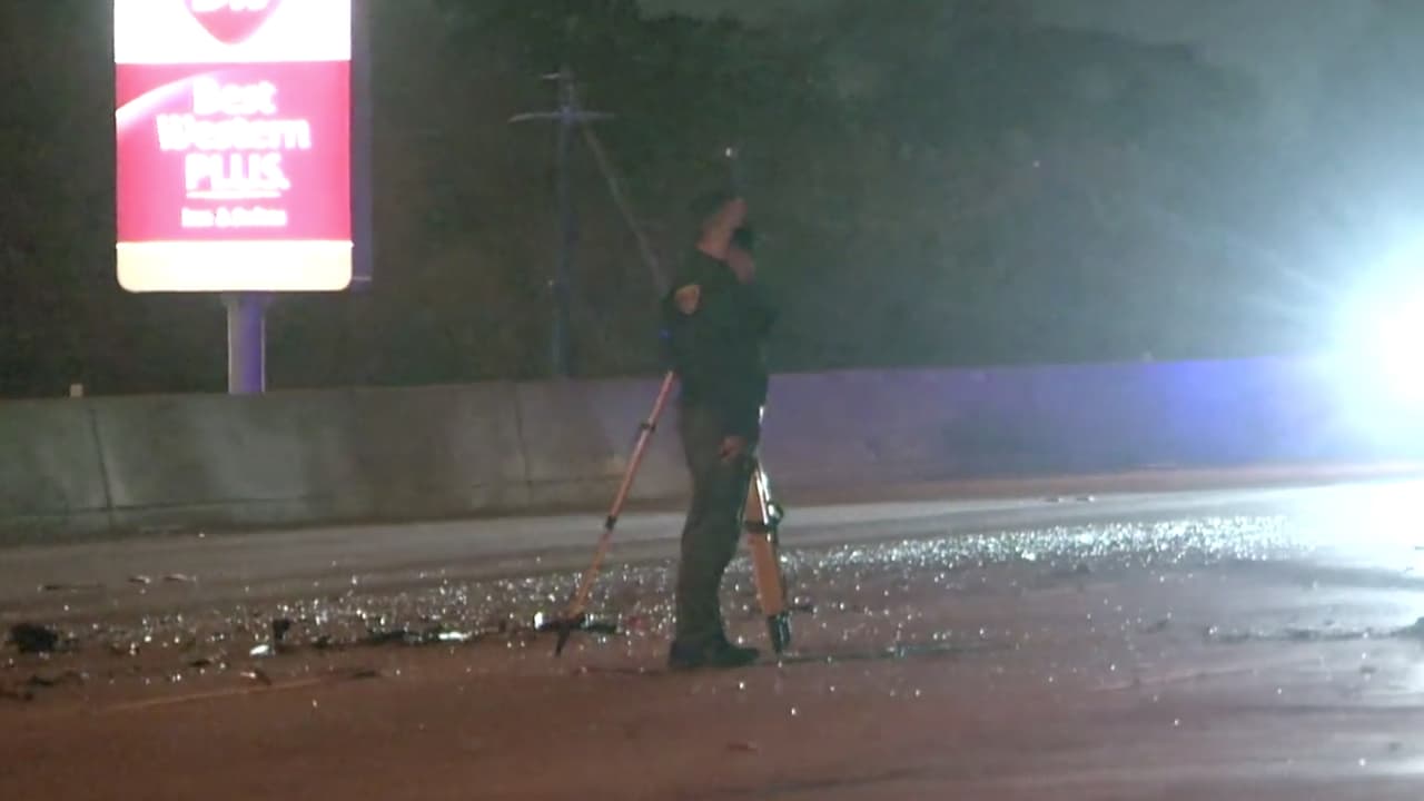 El conductor del vehículo en el que viajaba el menor se detuvo en la autopista 290 para evitar chocar con un colchón y otro automóvil se estrelló contra él.