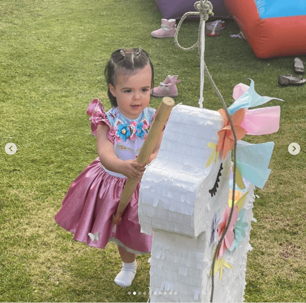 No pudo faltar la piñata, que Kira se encargó de ablandar con un buen golpe.