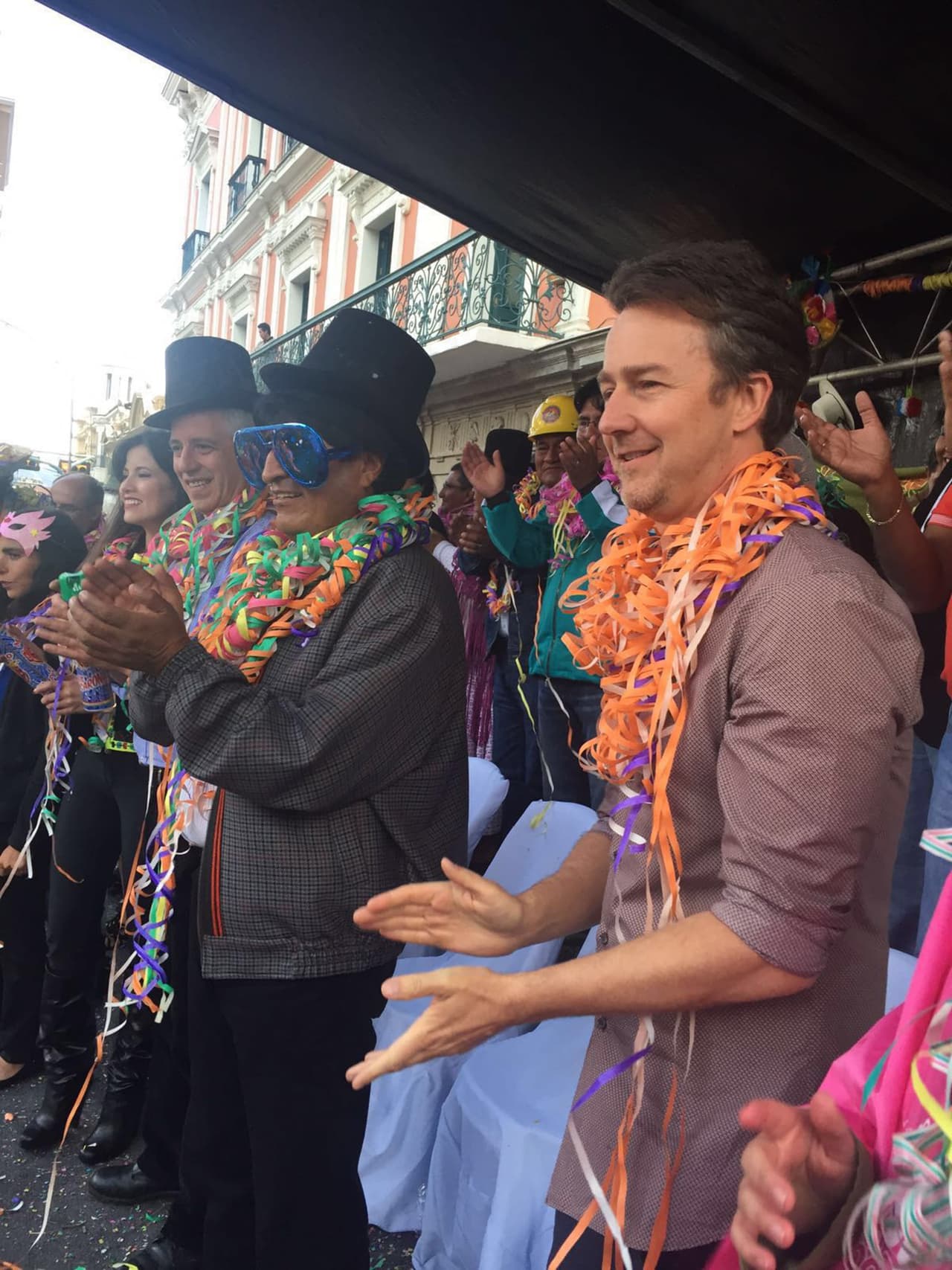 Norton presenciando el carnaval boliviano.