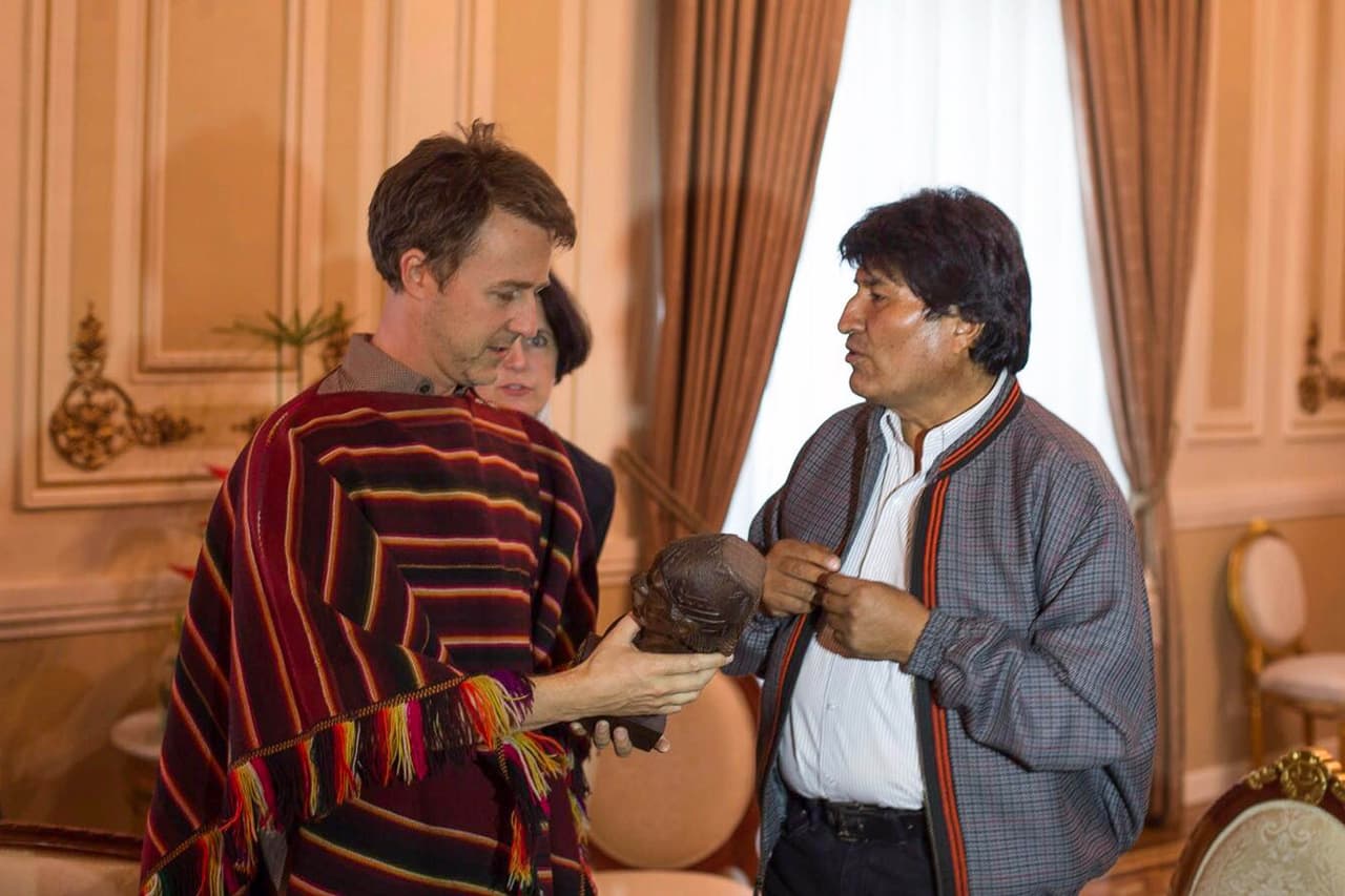 Evo le iba contando detalles de los obsequios y el país.