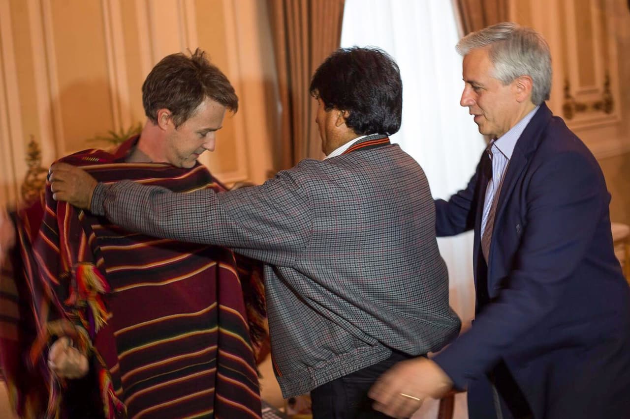 Evo le regaló un poncho, que le ayudó a ponerse.