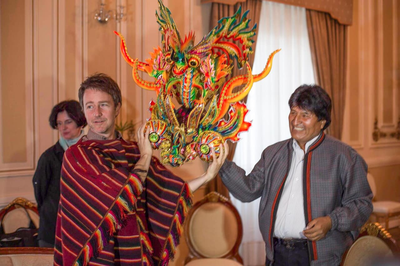 También le dieron una careta del baile típico de la Diablada.