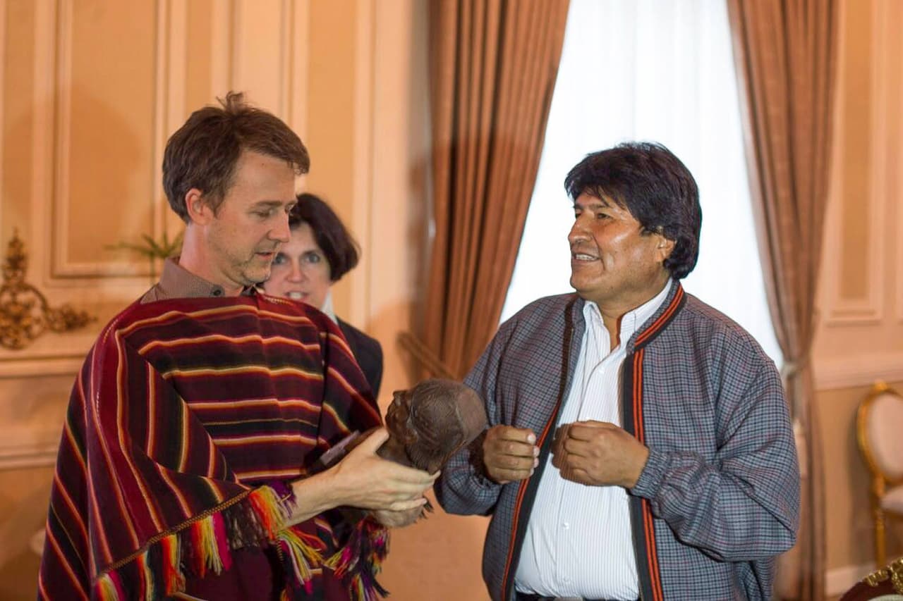 También recibió una estatuilla de madera del líder indígena Tupak Katari.