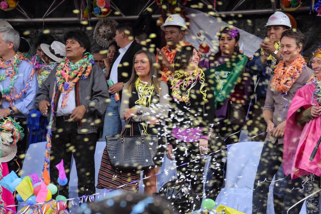 Evo también le regaló una copia de su biografía.