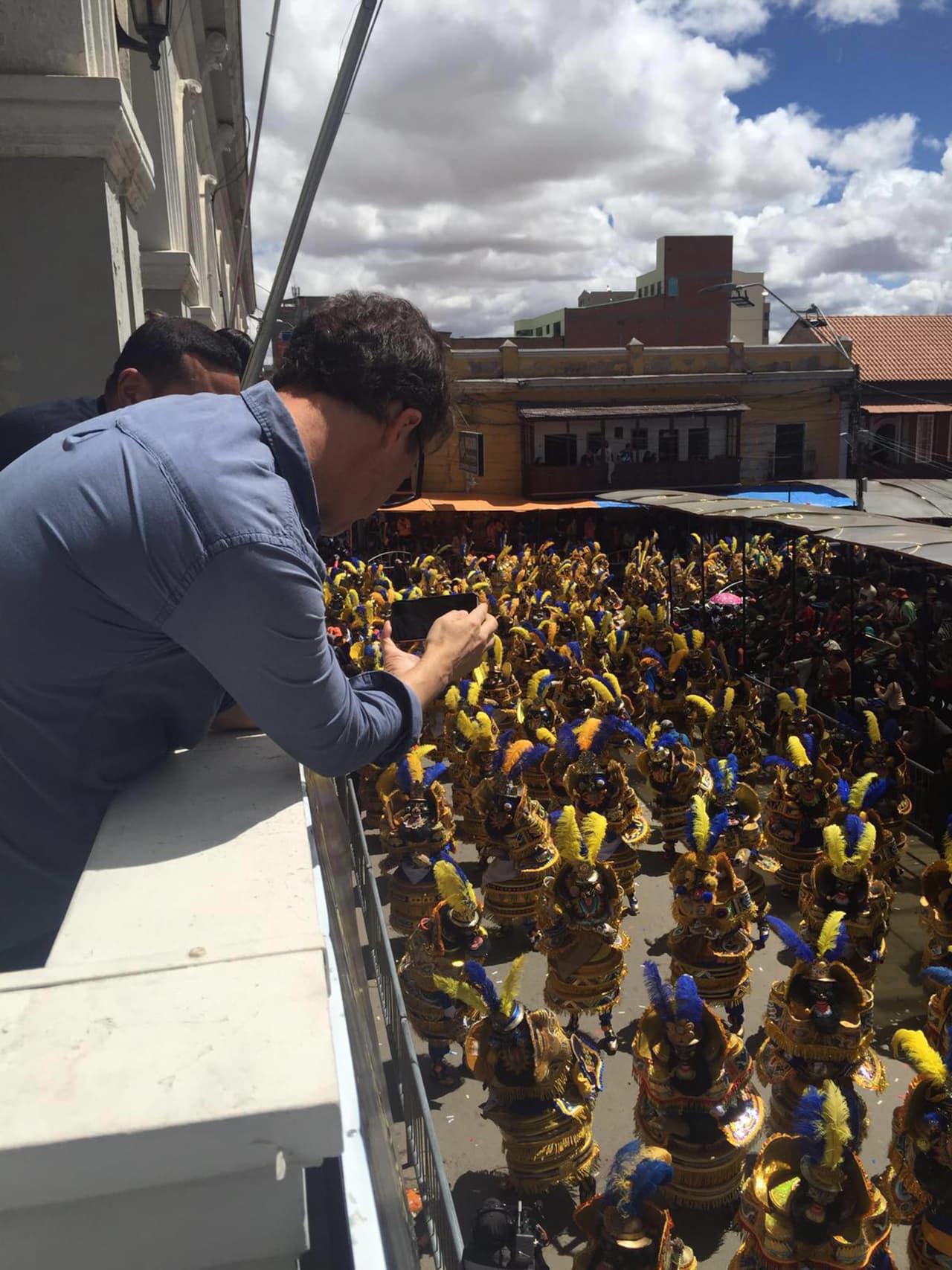 Saludando a la gente.