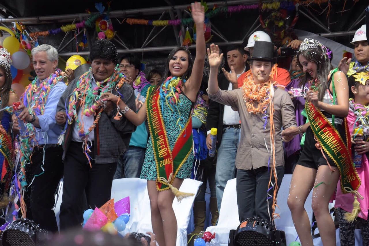 Con dos lindas chicas, reinas del carnaval.