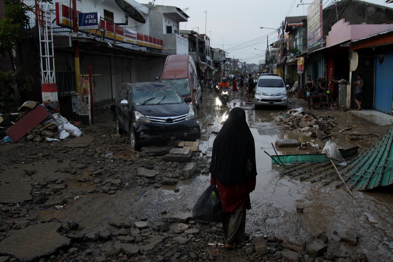 En la víspera fue interrumpido el servicio eléctrico en localidades como Bekasi, para evitar más electrocuciones. Este jueves había sido restablecido, detalló AFP.