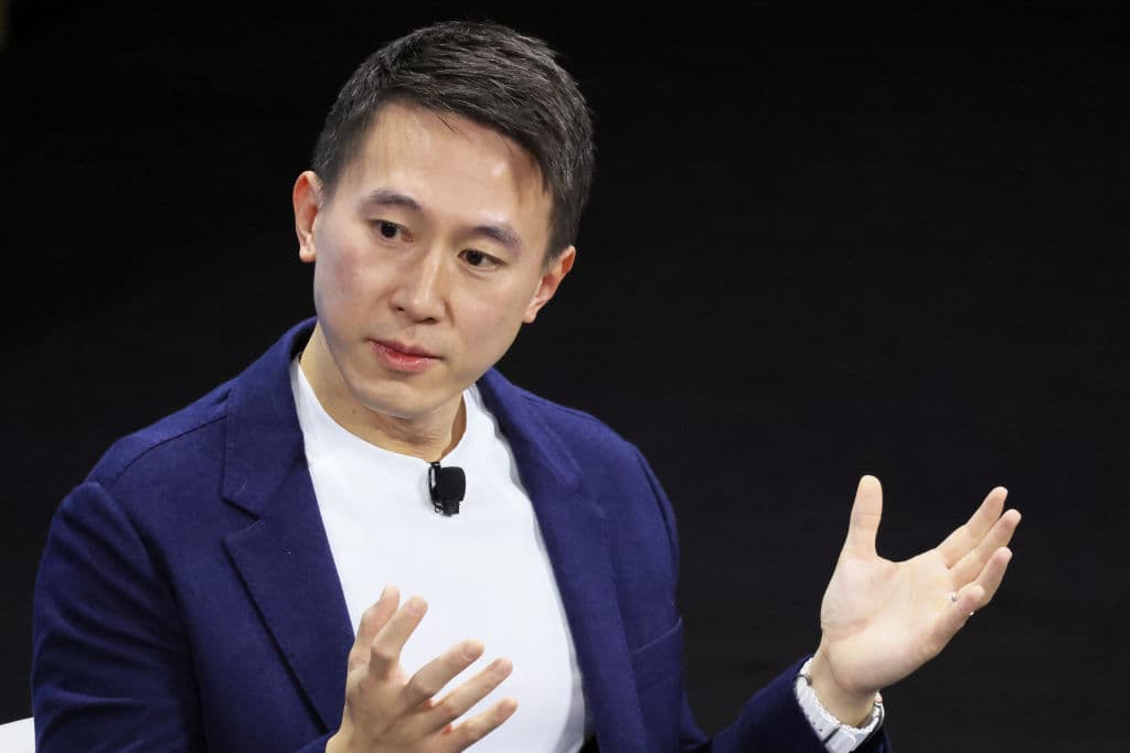 <b>Shou Chew, CEO de Tik Tok:</b> De acuerdo con Bloomberg, se espera que los ingresos anuales de la compañía alcancen los $10,000 millones, más del doble que hace apenas un año. Y todo ello a pesar del escrutinio al que se ha visto sometida la empresa frente a los gobiernos de Trump y Biden, por la preocupación de que su propiedad por parte de la empresa tecnológica china ByteDance Ltd. pueda representar una amenaza para la seguridad nacional.
<br>
<br>
<b>Mira también: </b>
<a href="https://www.univision.com/noticias/estados-unidos/fbi-tiktok-problema-seguridad-nacional-eeuu">Por qué el FBI cree que TikTok es un “problema” para la seguridad nacional de EEUU</a>