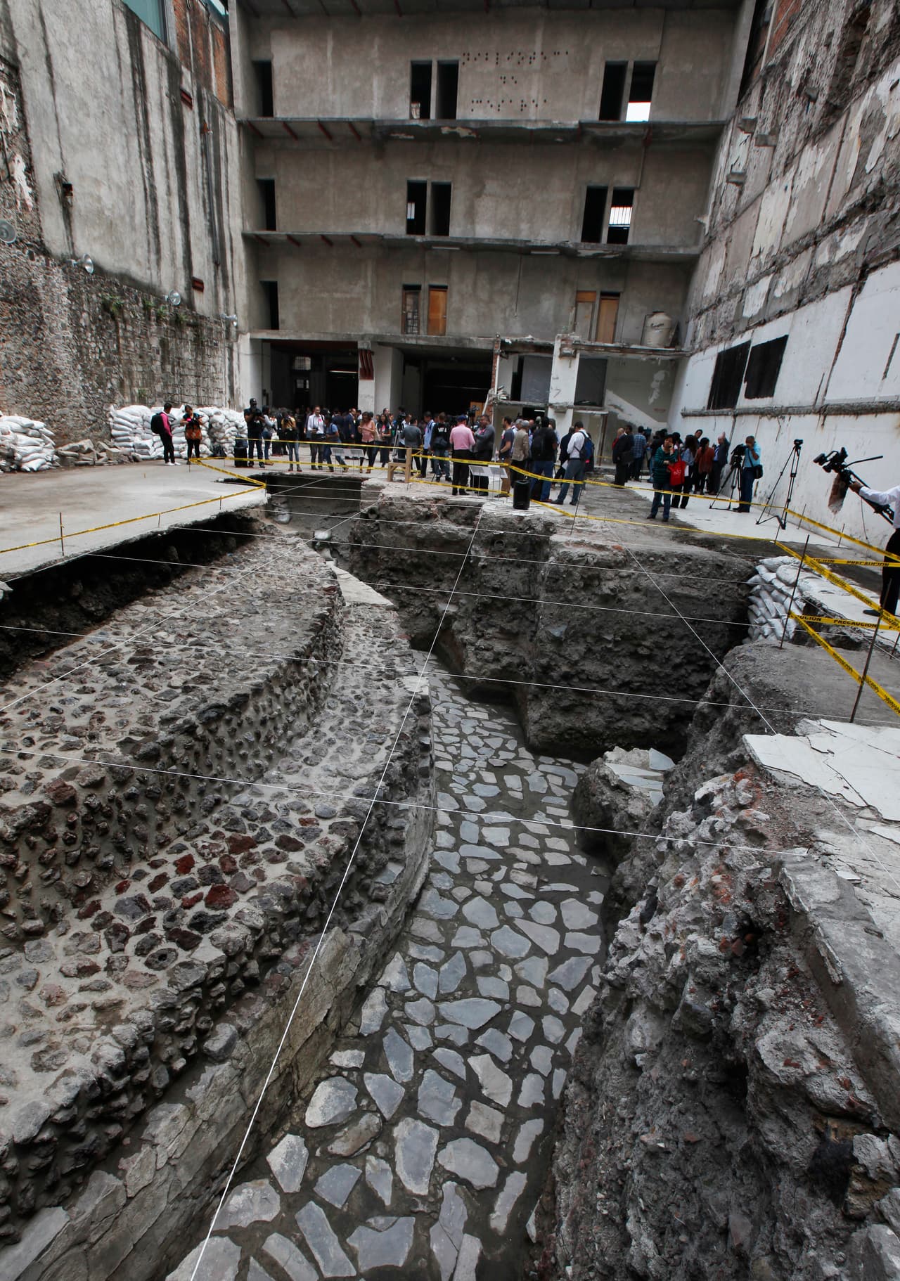 Ehécat sopla y limpia los cielos, ayudando al dios de la lluvia Tláloc.
<br>